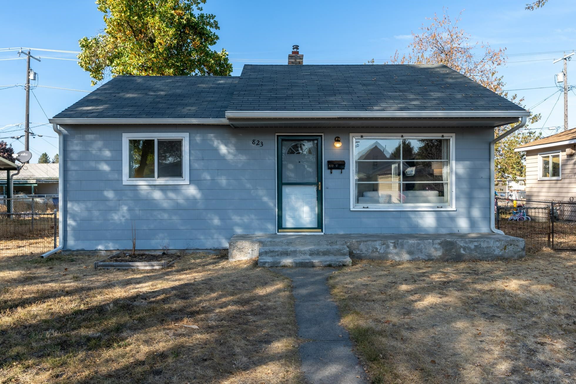 Property Photo:  823 E Rowan Ave  WA 99207 