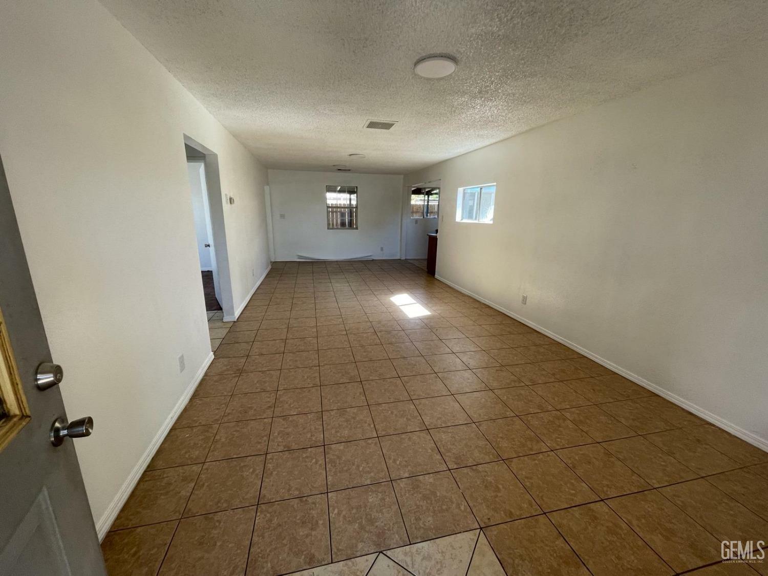 Property Photo:  931 Texas Street  CA 93307 