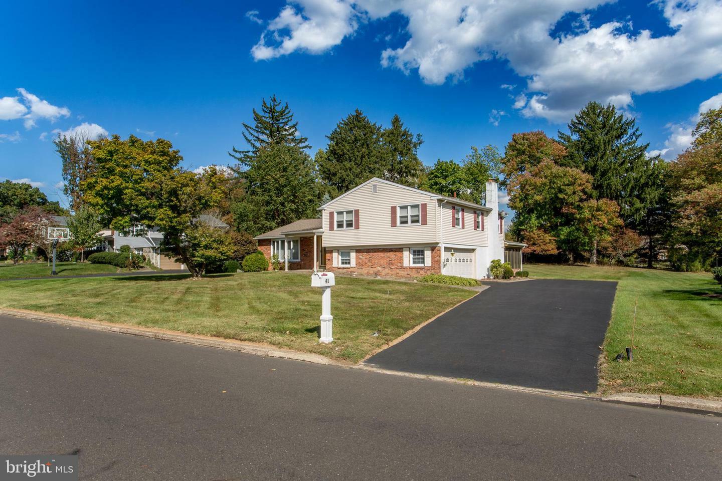 Property Photo:  41 Woodlake Drive  PA 18966 