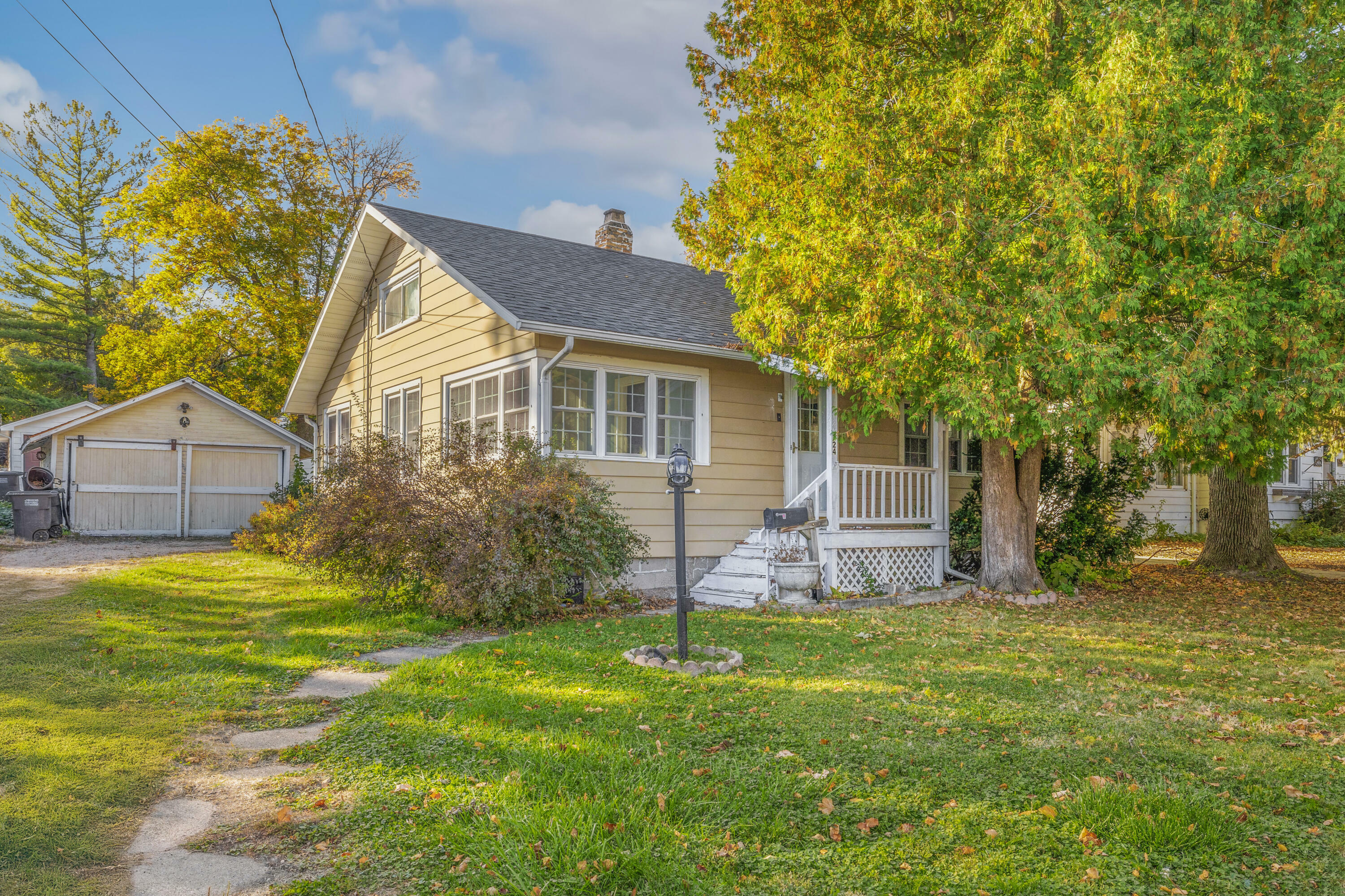 Property Photo:  724 Clover St  WI 53147 