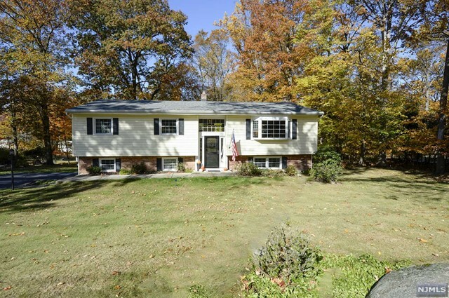 11 Arrowhead Road  Oakland NJ 07436 photo