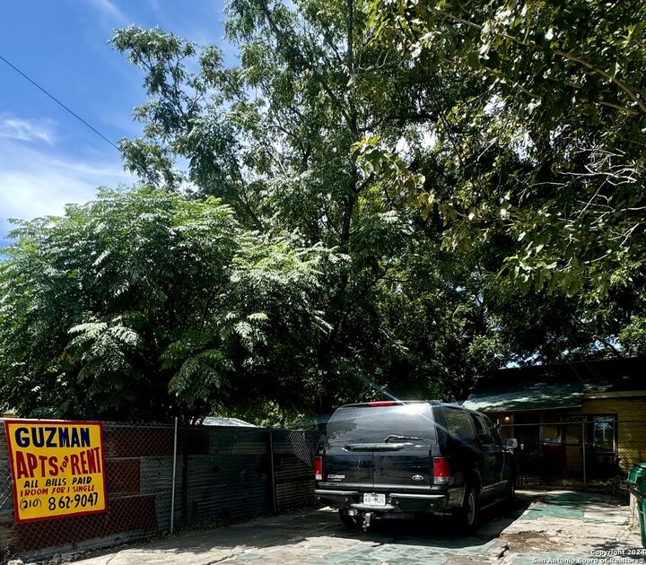 Property Photo:  3015 S Flores St  TX 78204 