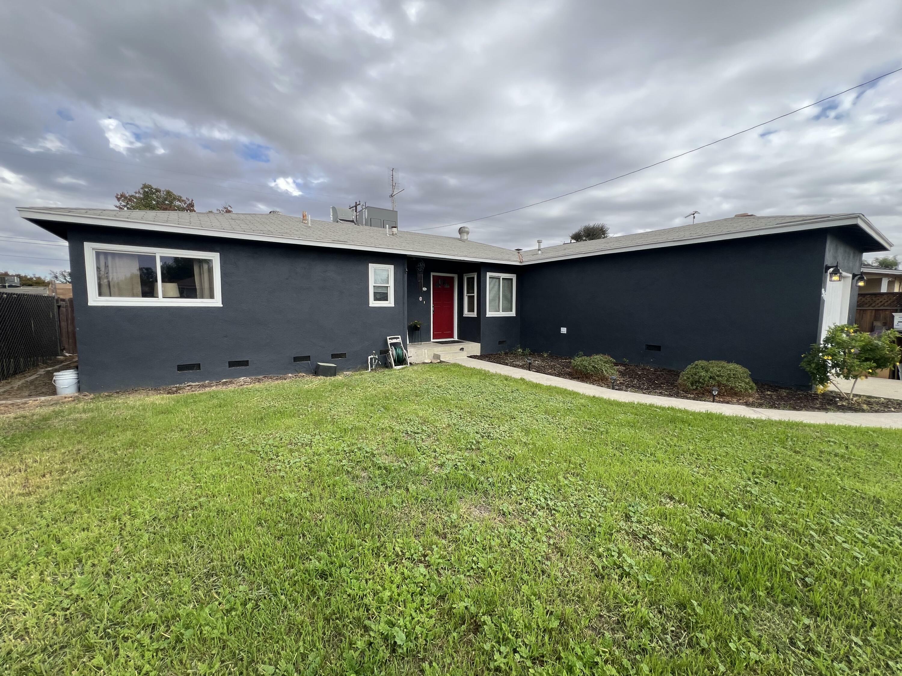 Property Photo:  916 E Myrtle Avenue  CA 93292 