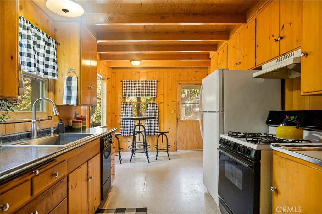 Property Photo:  27785 Lakes Edge Road  CA 92352 