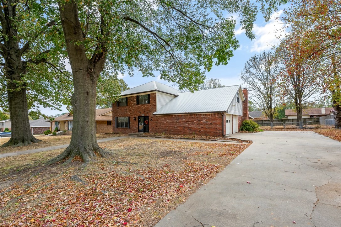 Property Photo:  2208 Granite Street  AR 72761 