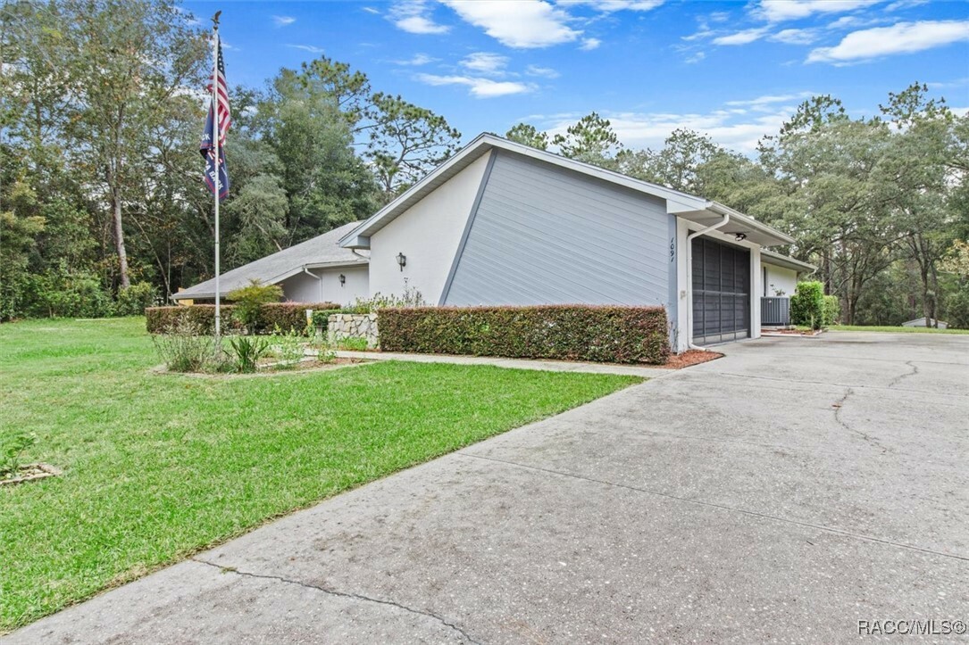 Property Photo:  1091 E Hobart Lane  FL 34442 