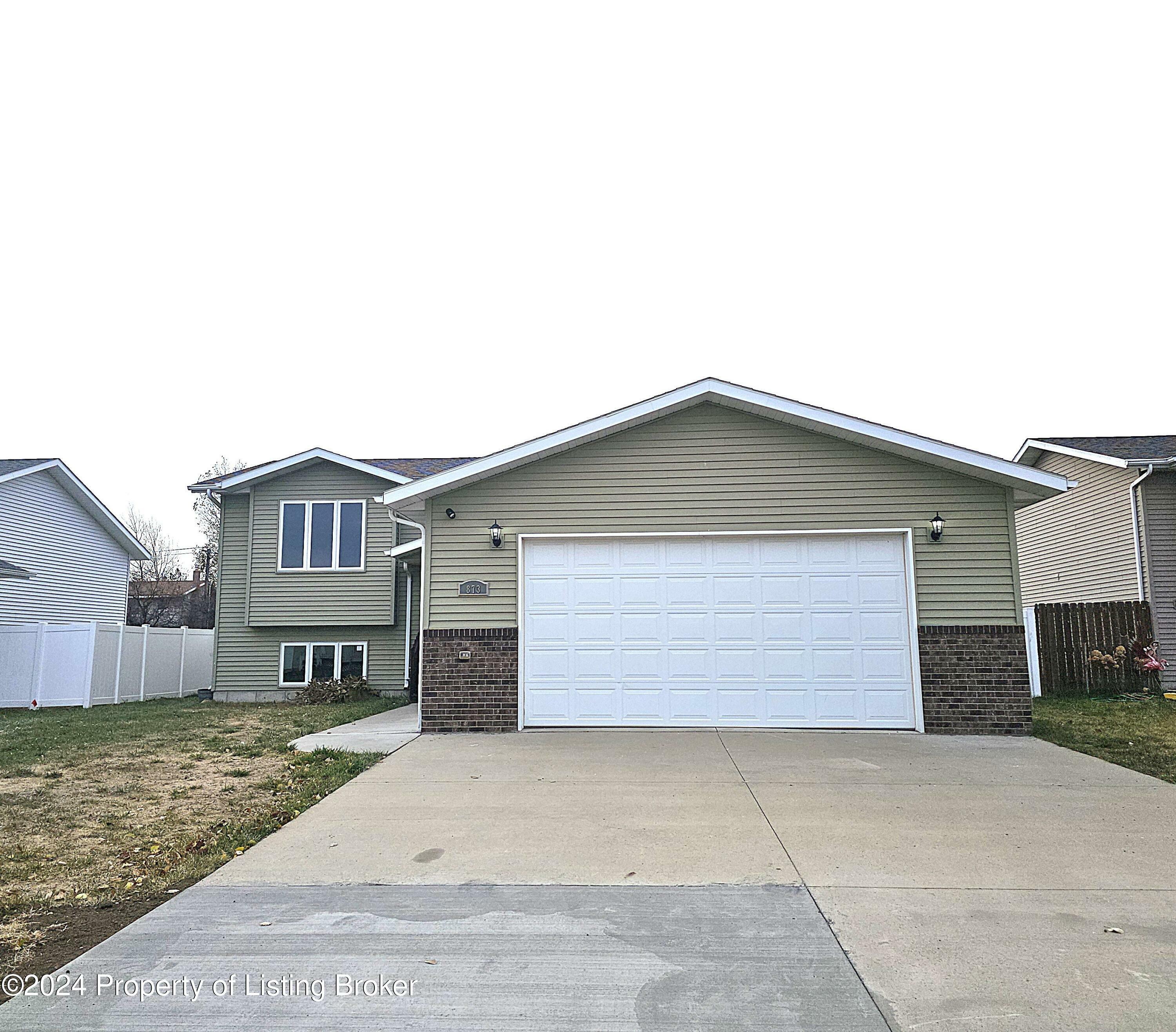 Property Photo:  873 Shinagle Drive  ND 58601 