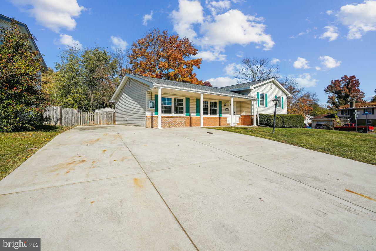 Property Photo:  1105 E Holly Avenue  VA 20164 