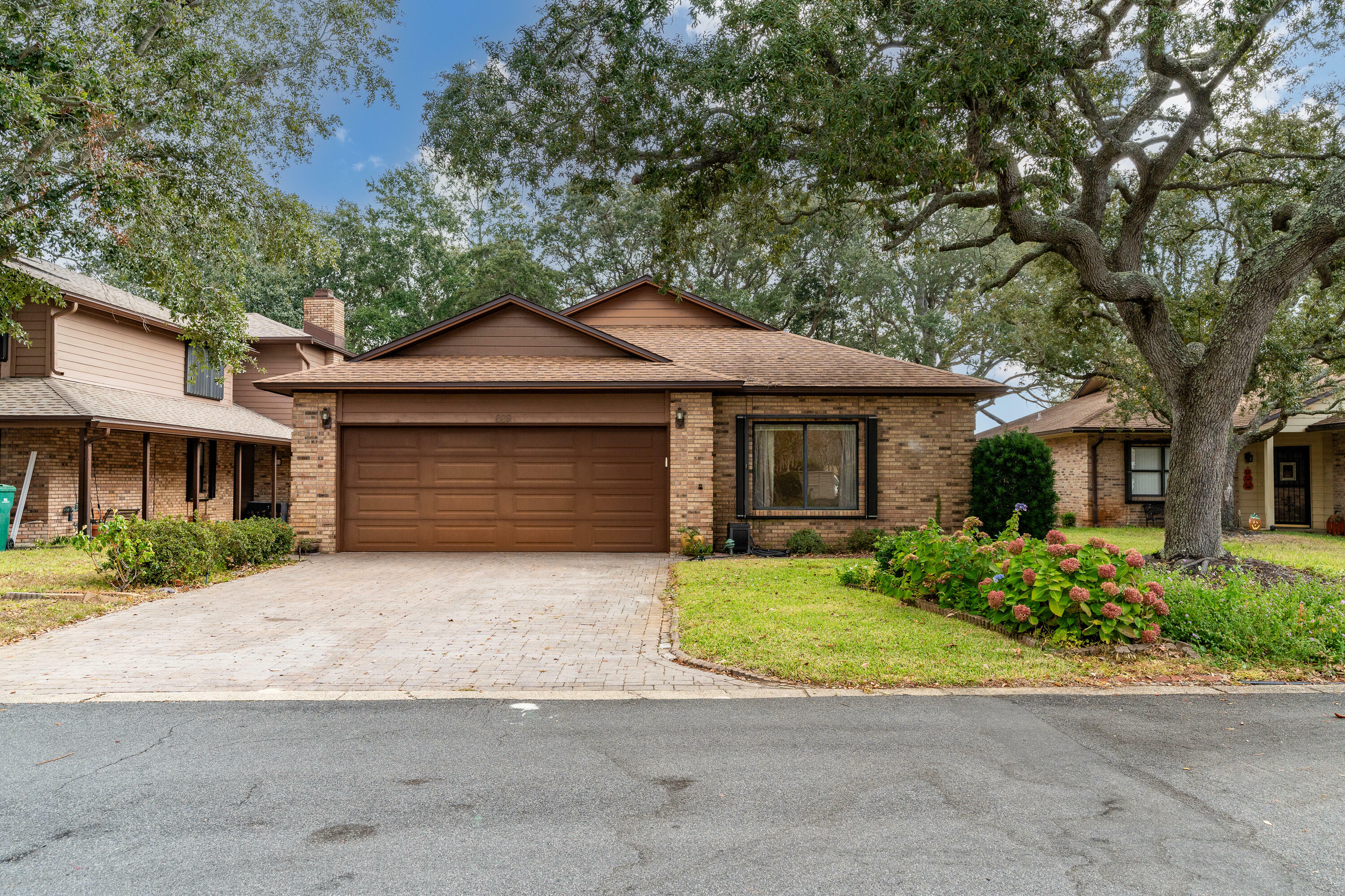 Property Photo: 889 Shalimar Court FL 32579