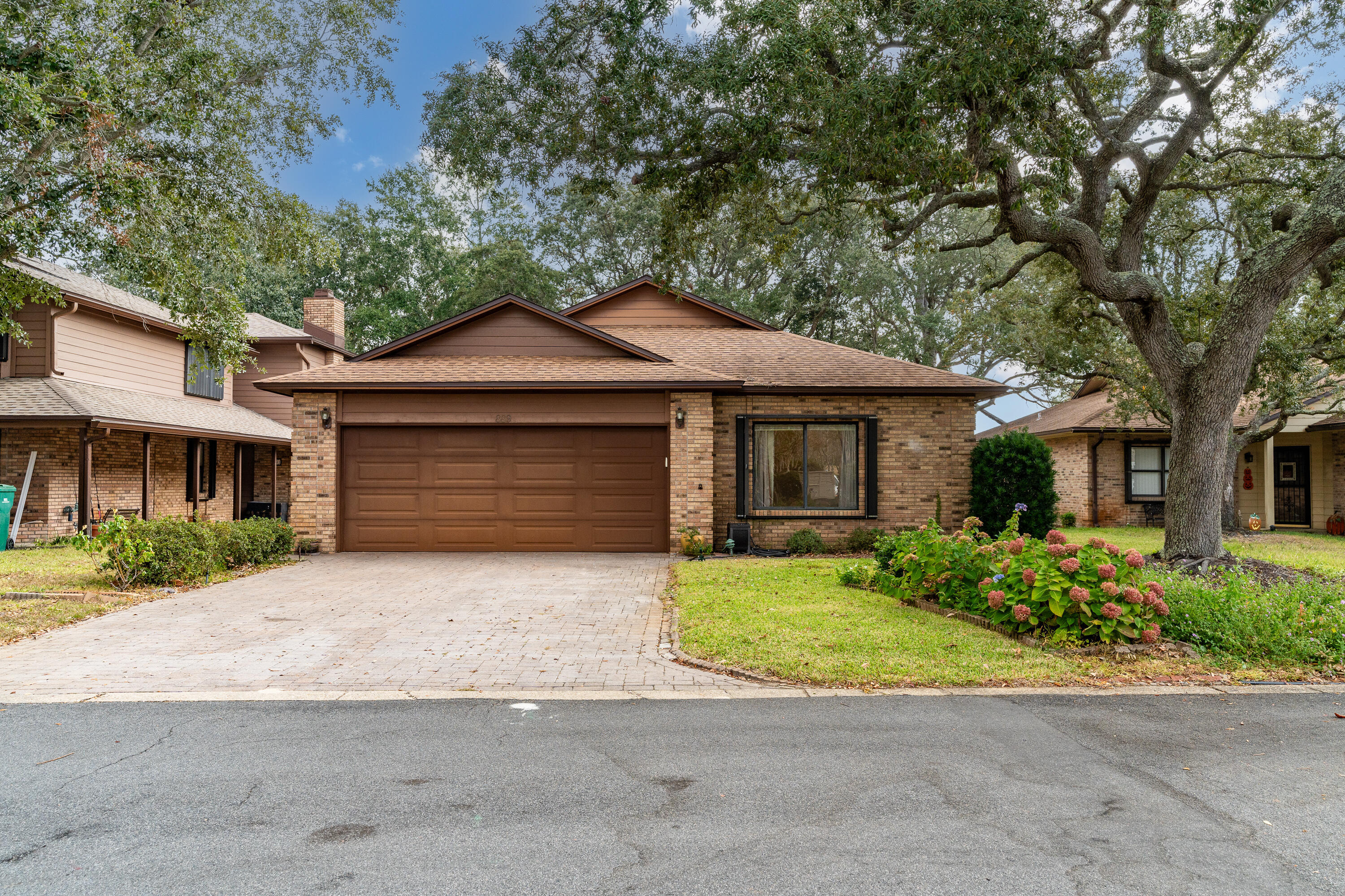 Property Photo: 889 Shalimar Court FL 32579