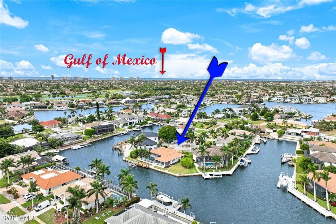 Property Photo: 418 Tarpon Court FL 34145