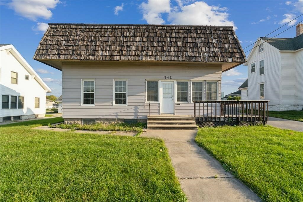 Property Photo:  742 & 758 8th Avenue  IA 52302 