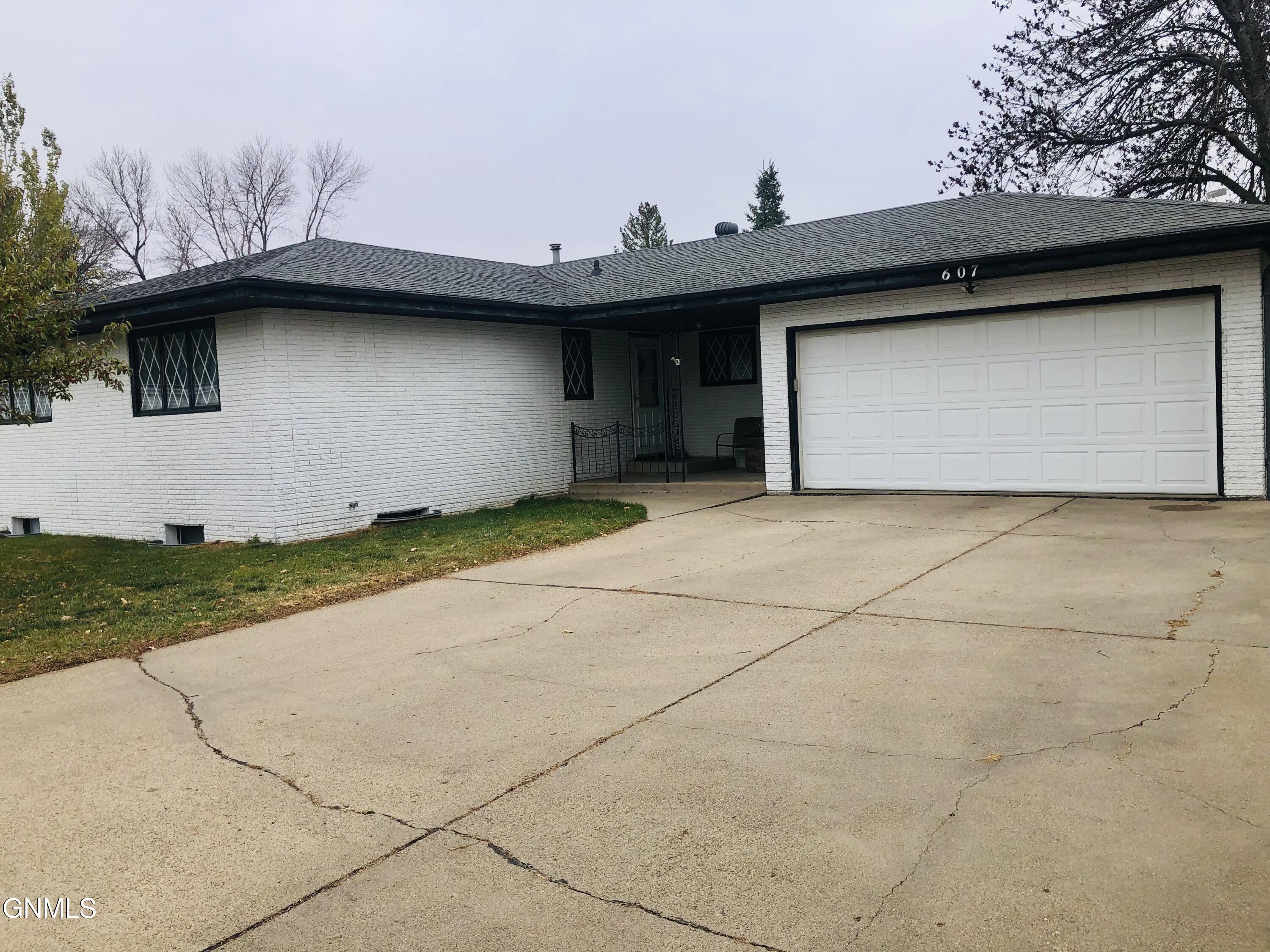 Property Photo:  607 W Interstate Avenue  ND 58503 