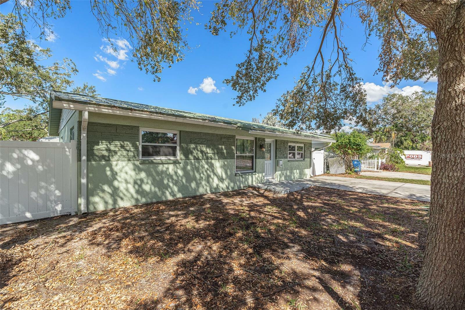 Property Photo:  150 SE Lincoln Circle N  FL 33703 