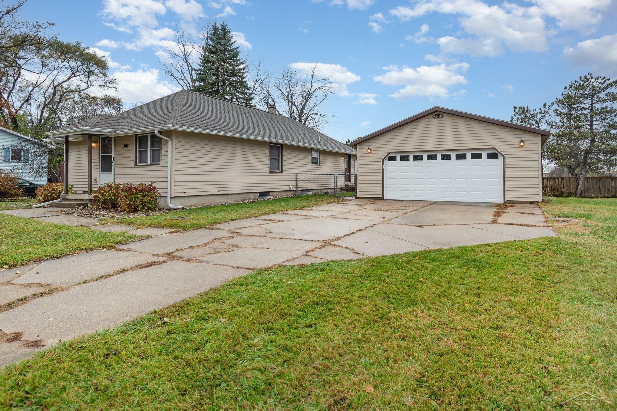 Property Photo:  307 Walter Court  MI 48642 