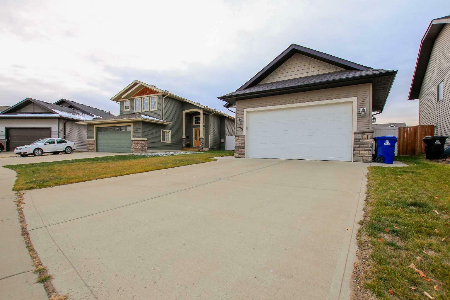 Property Photo:  199 Cedar Square  AB T4M 0A4 