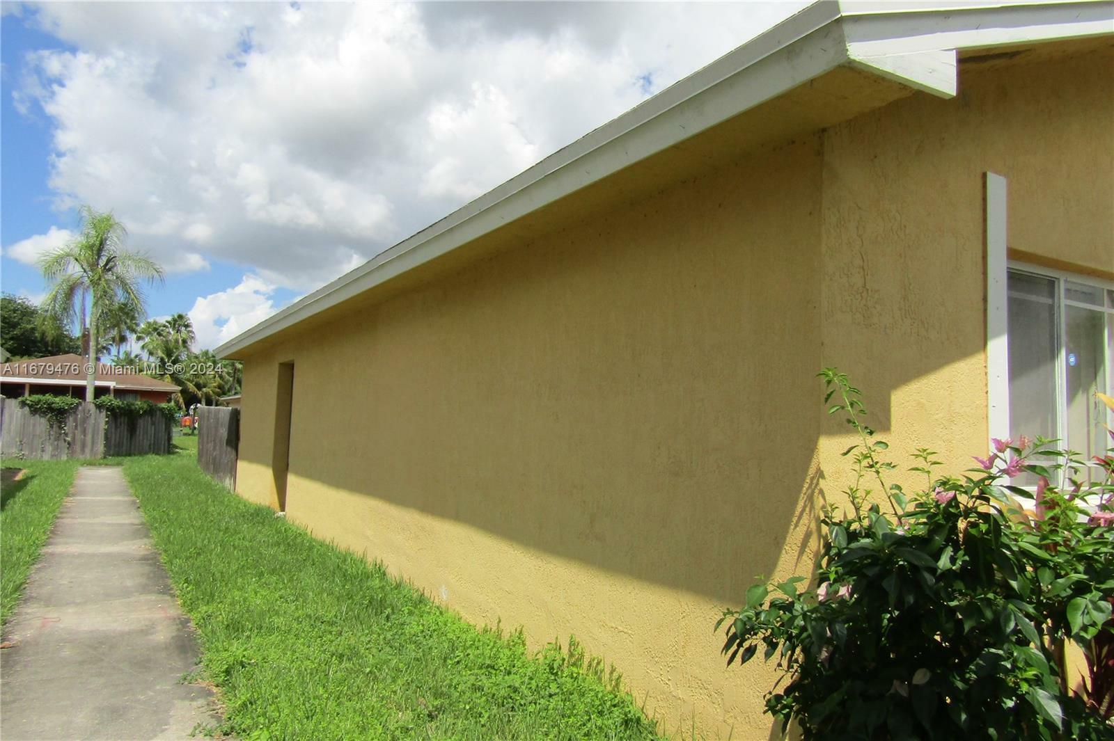 Property Photo:  942 SW 8th Pl -  FL 33034 