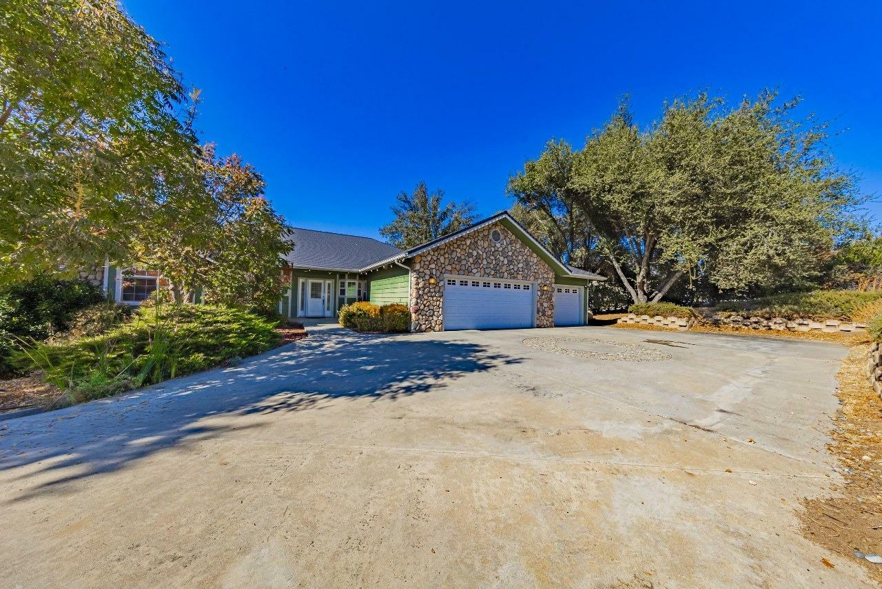 Property Photo:  41282 Singing Hills Circle  CA 93601 