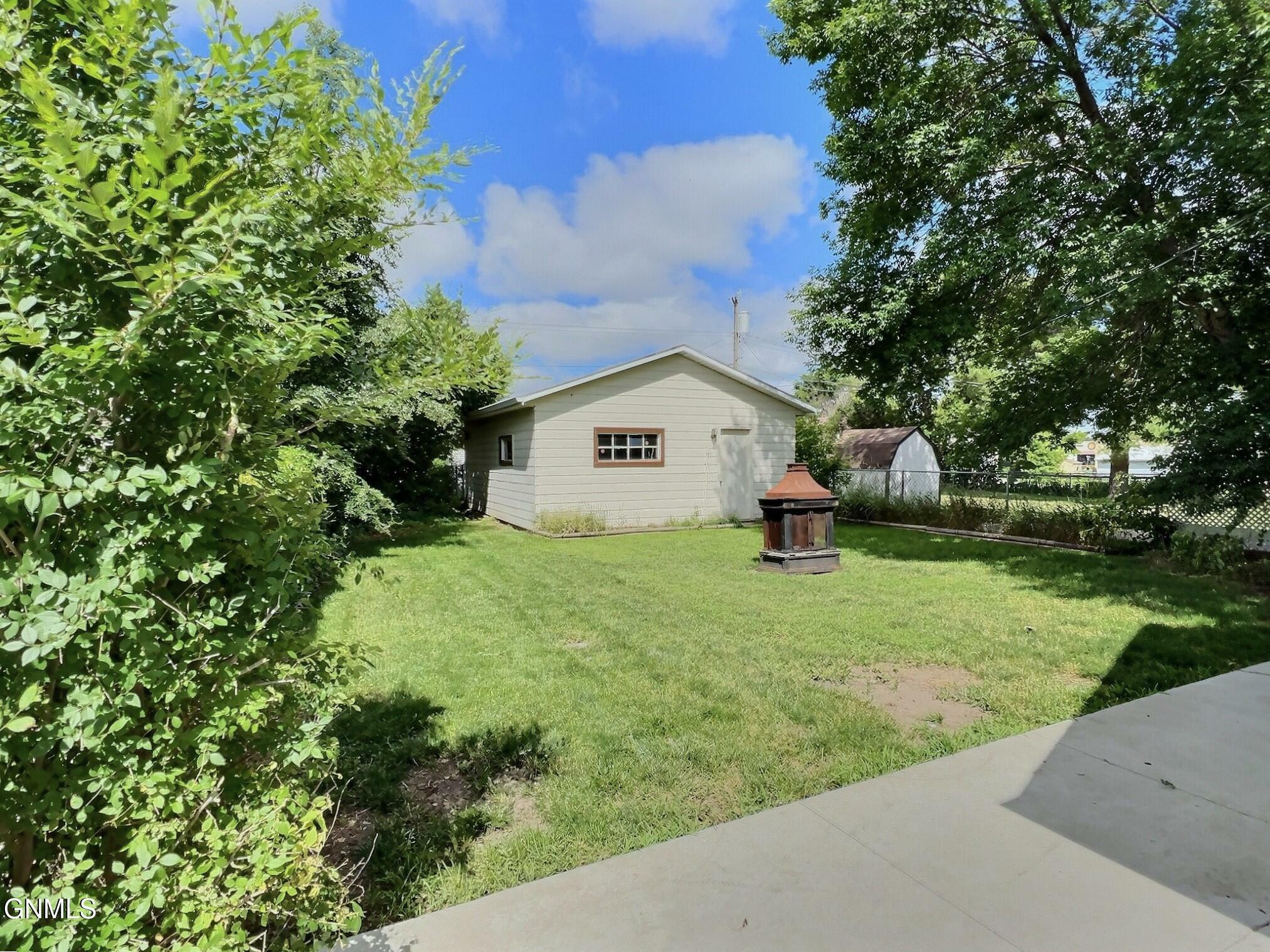 Property Photo:  322 S 12th Street  ND 58504 