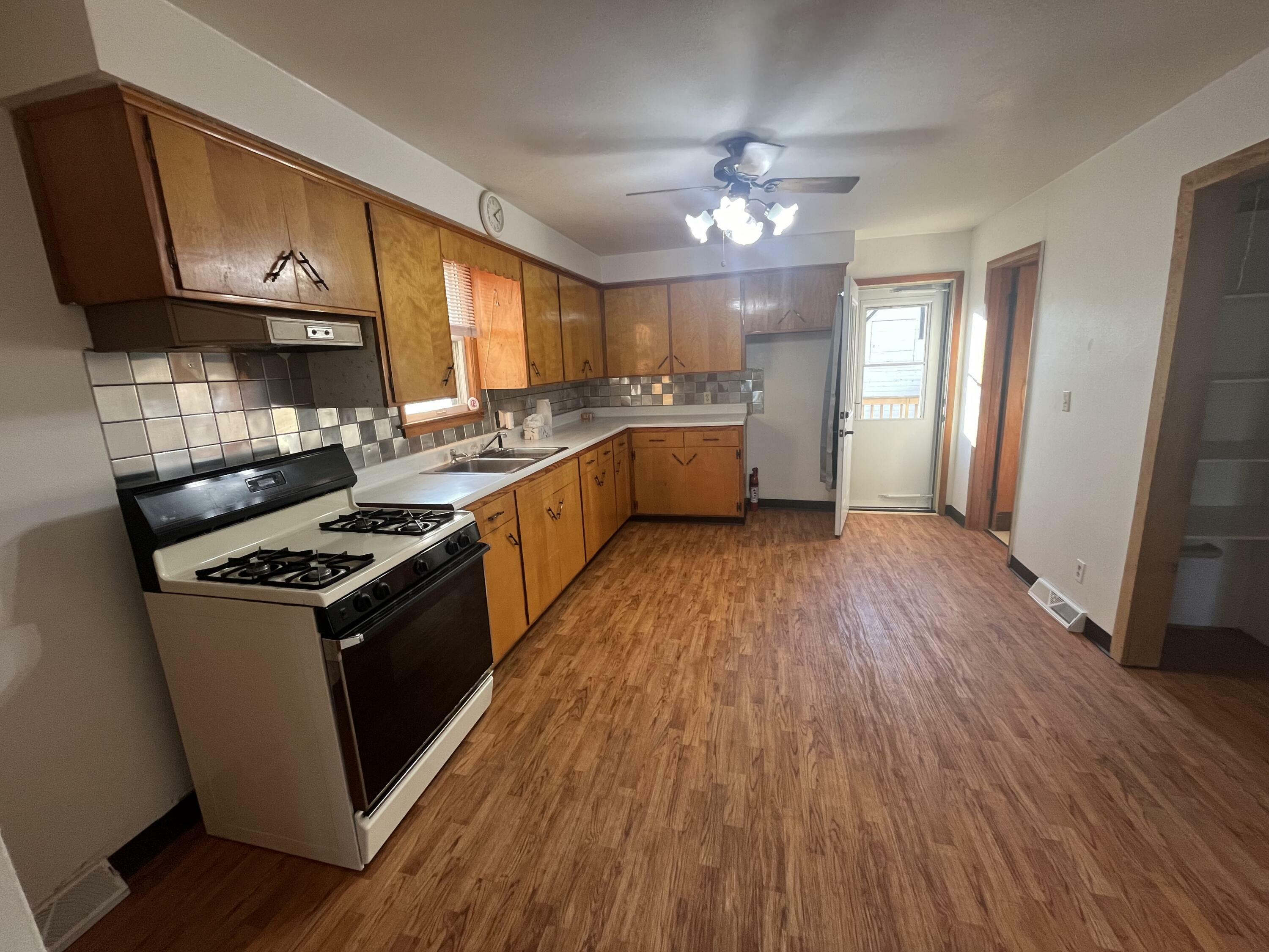 Property Photo:  118 Woodlawn St  WI 53059 