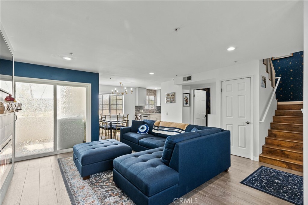 Property Photo:  1723 Landis Street 203  CA 91504 