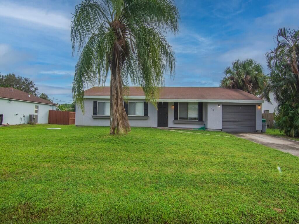 Property Photo:  522 SE Tanner Avenue  FL 34984 