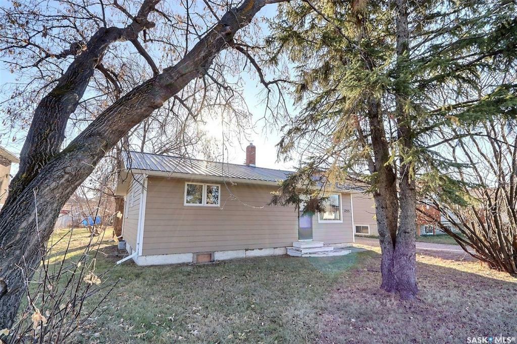 Property Photo:  1255 15th Street W  SK S6V 3S5 