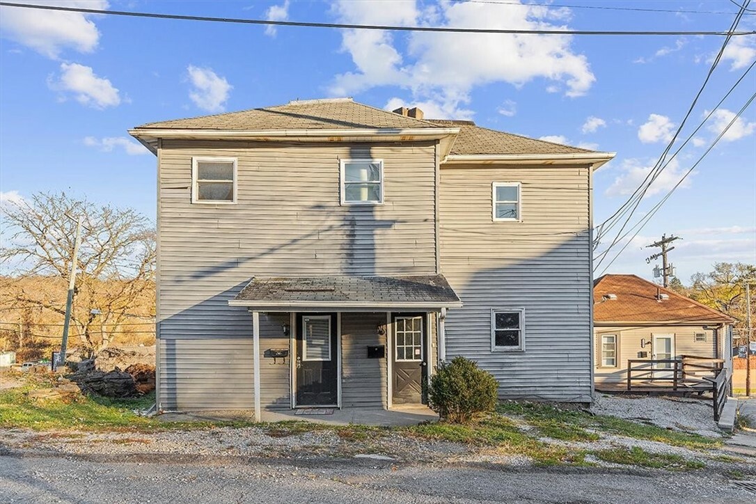 Property Photo:  1504 Main St  PA 15021 