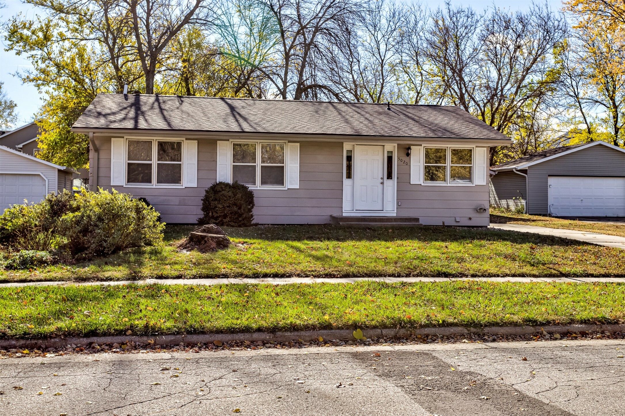 Property Photo:  5020 Emerson Drive  IA 50014 