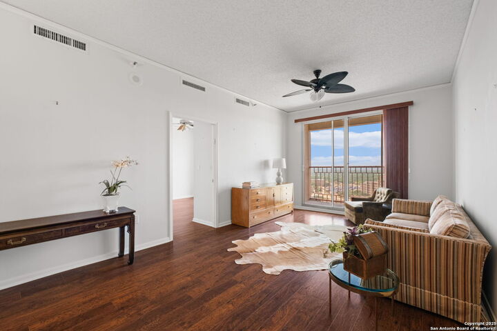 Property Photo:  1 Towers Park Ln 2107  TX 78209 