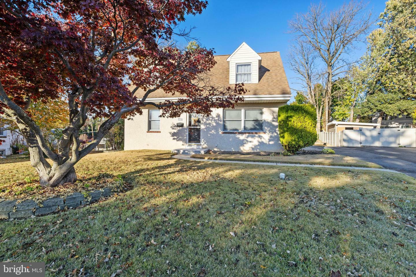 Property Photo:  327 E Woodlyn Circle  PA 19094 