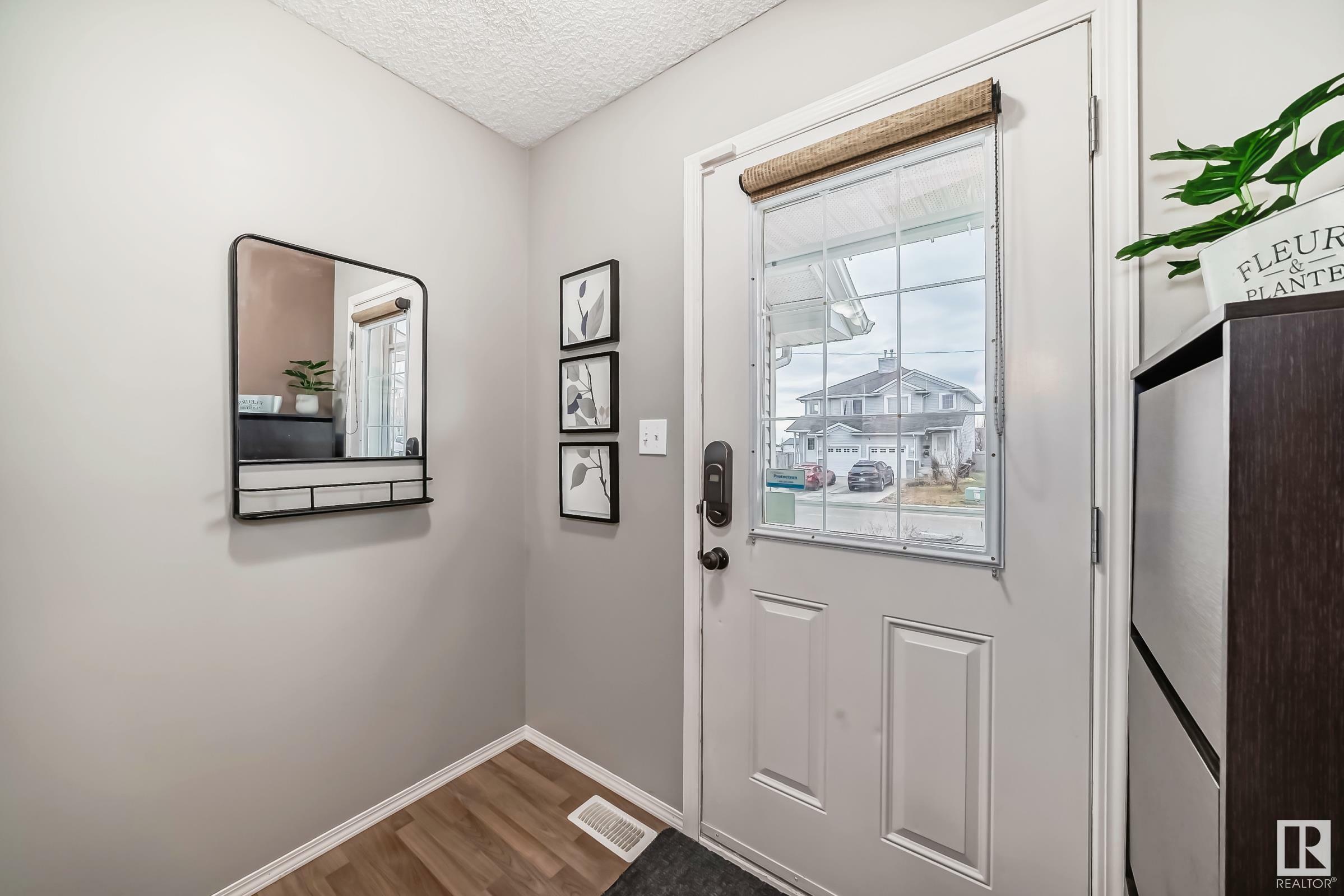 Photo de la propriété:  16428 56 Street NW  AB T5Y 3M7 