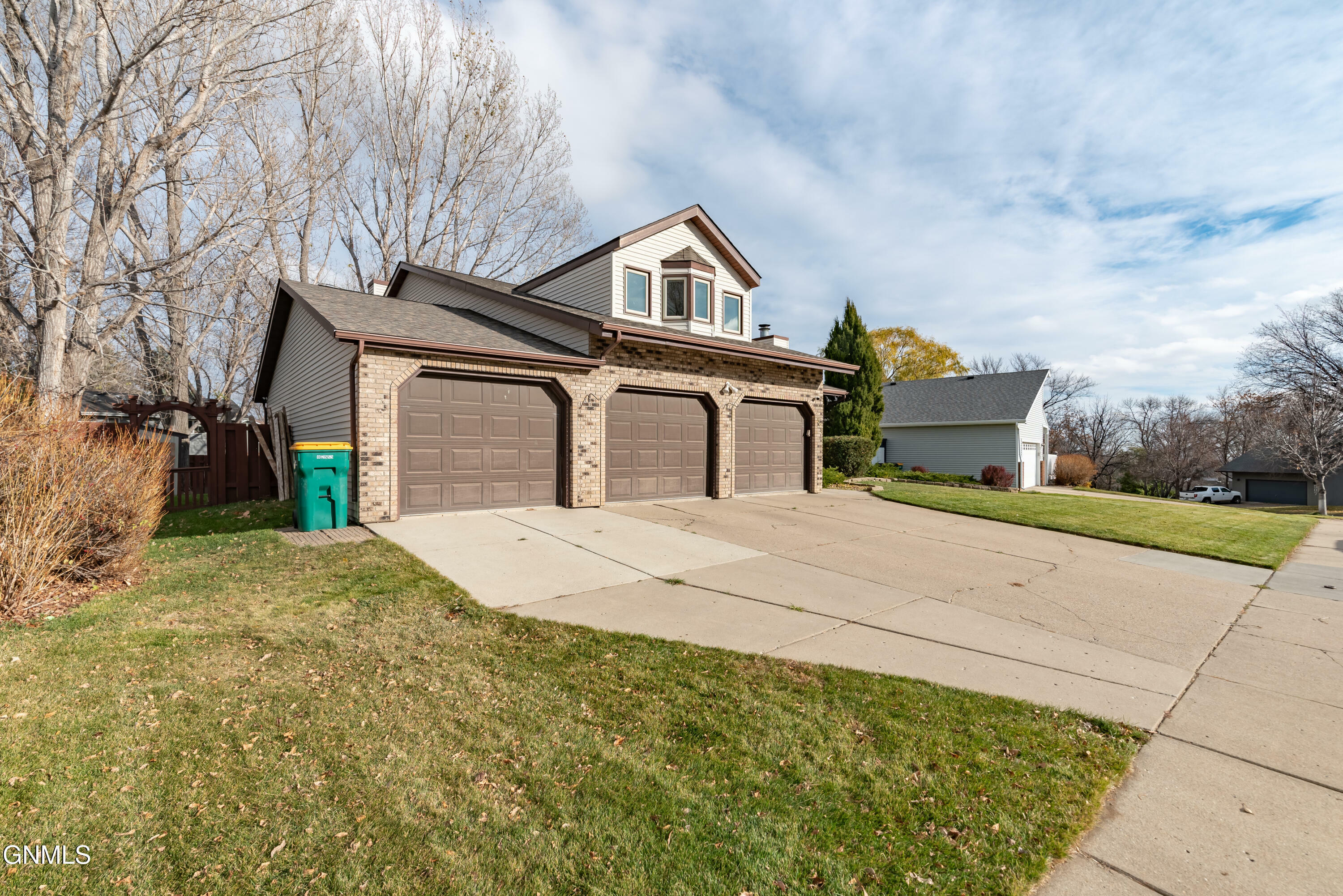 Property Photo:  524 Assiniboin Drive  ND 58503 