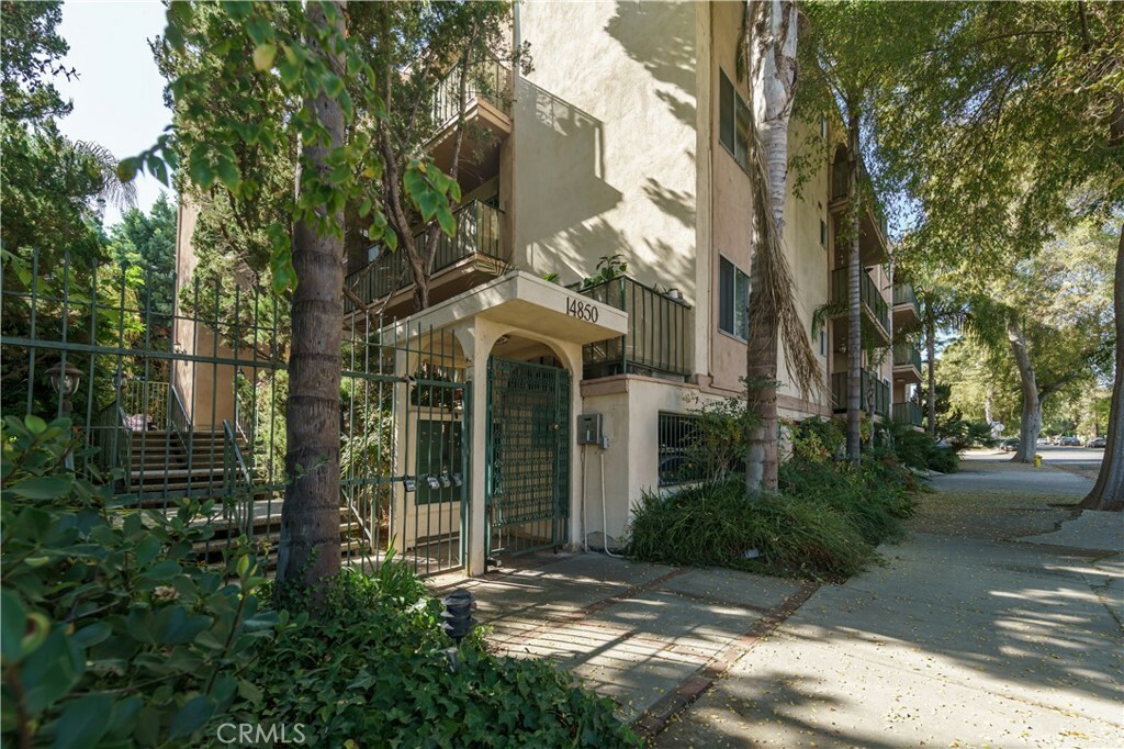 Property Photo:  14850 Hesby Street 202  CA 91403 