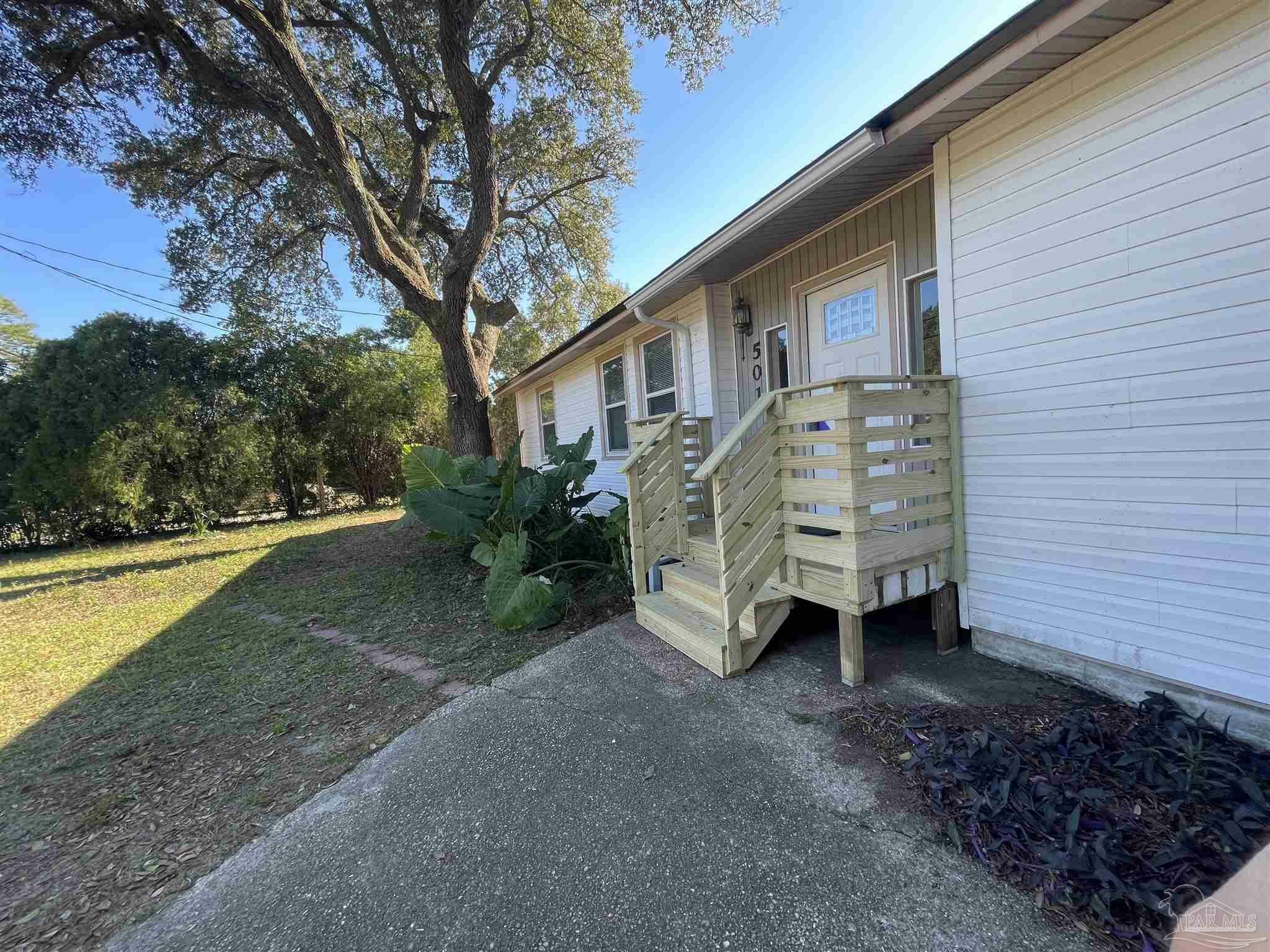 Property Photo:  501 Lakewood Rd  FL 32507 