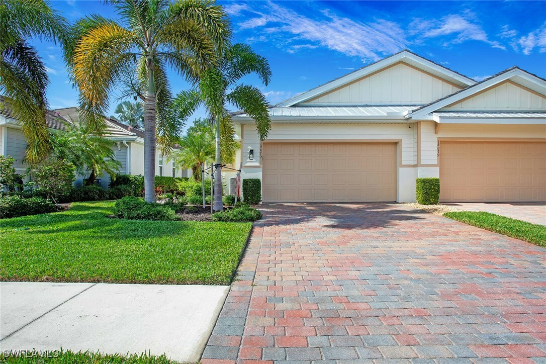 Property Photo:  14875 Edgewater Circle  FL 34114 