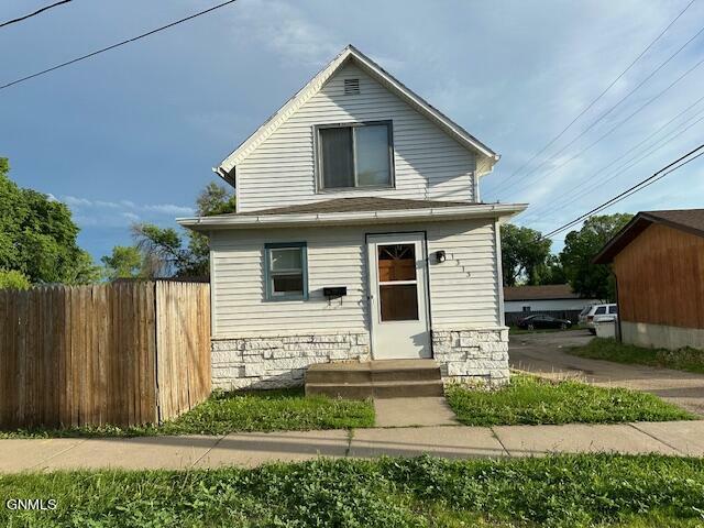 Property Photo:  1313 E Rosser Avenue  ND 58501 