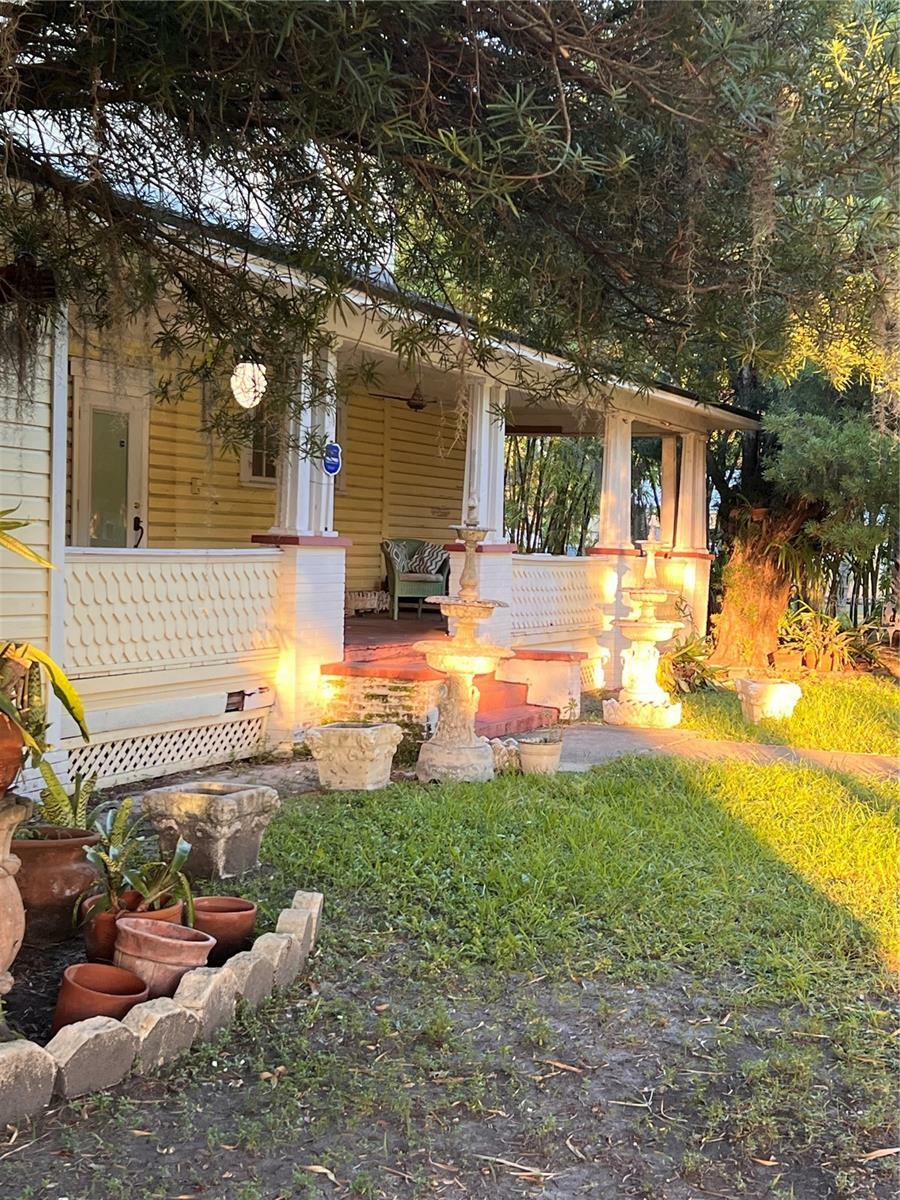 Property Photo:  121 E Pine Street  FL 34266 