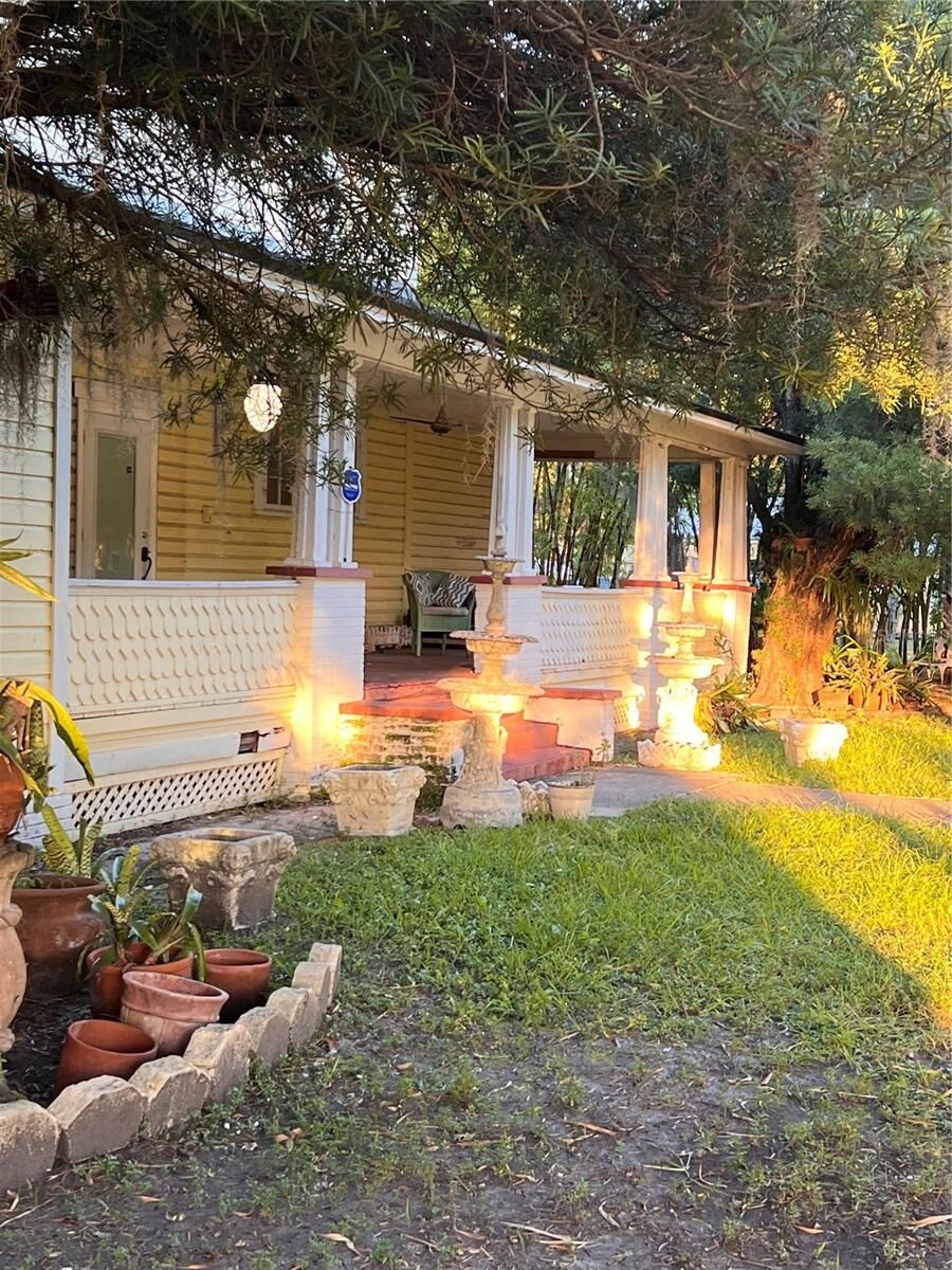 Property Photo: 121 E Pine Street FL 34266