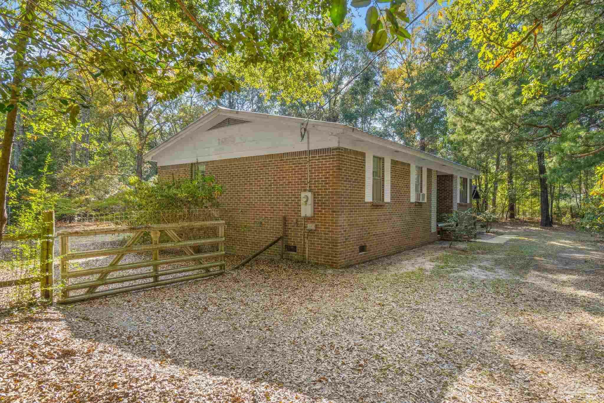 Property Photo:  1506 Dads Rd  FL 32531 