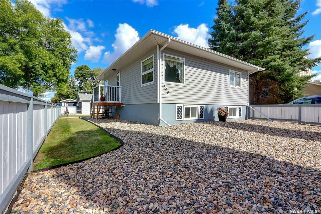 Property Photo:  808 2nd Street E  SK S6V 0G3 