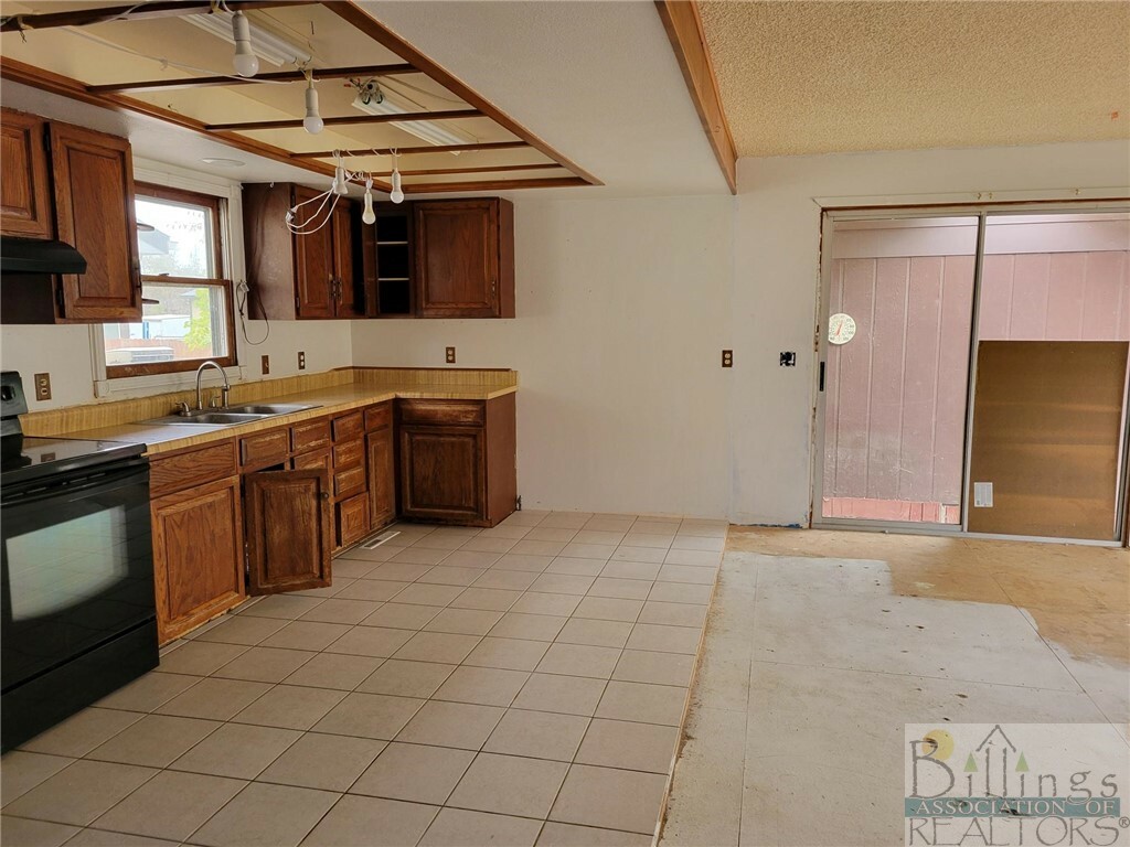 Property Photo:  505 W Carbon Ave  MT 59041 