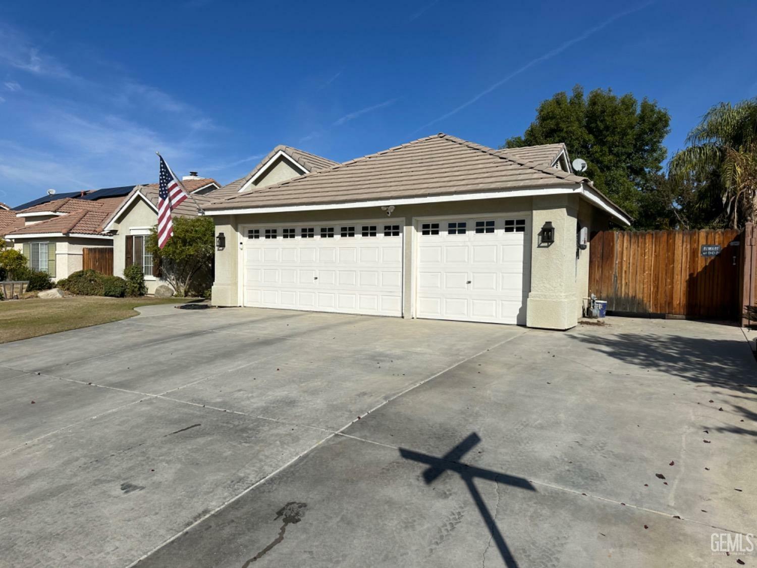 Property Photo:  10102 Roehampton Avenue  CA 93312 