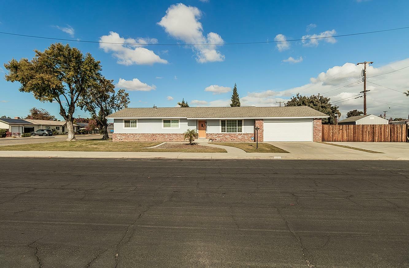 Property Photo:  572 W Huntsman Avenue  CA 93654 