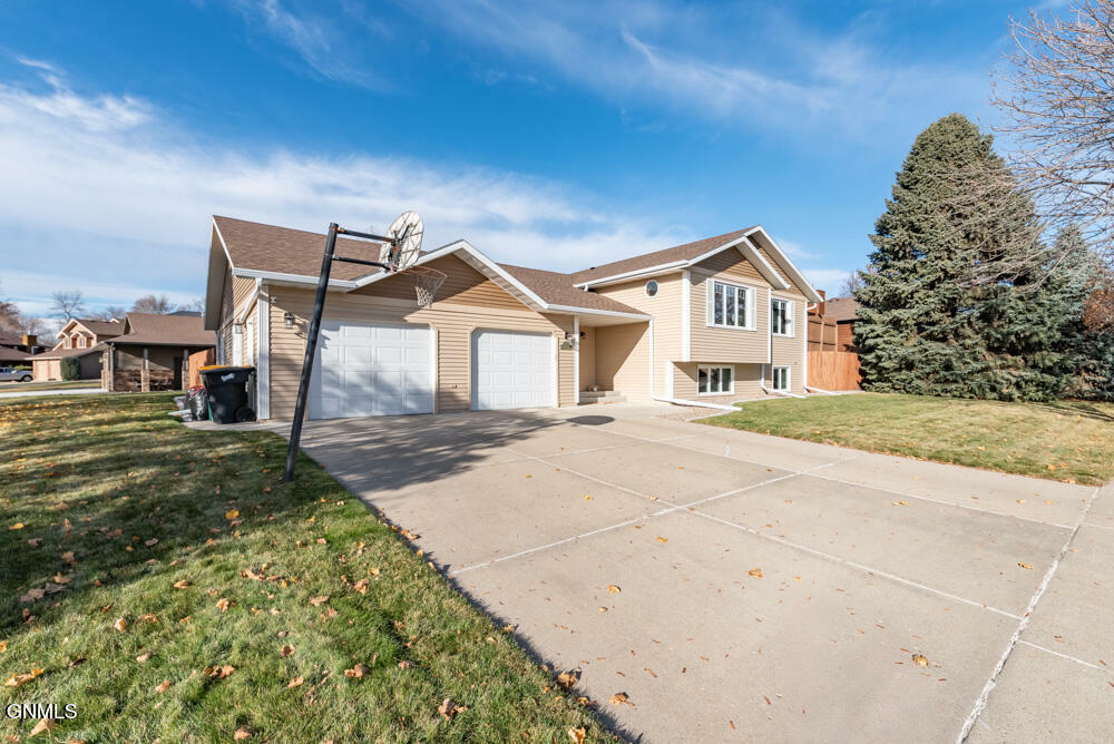 Property Photo:  514 Wachter Avenue  ND 58504 