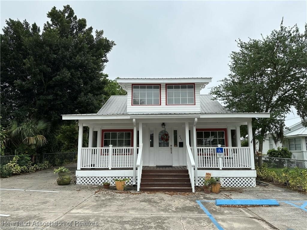 Property Photo:  227 N Commerce Avenue  FL 33870 