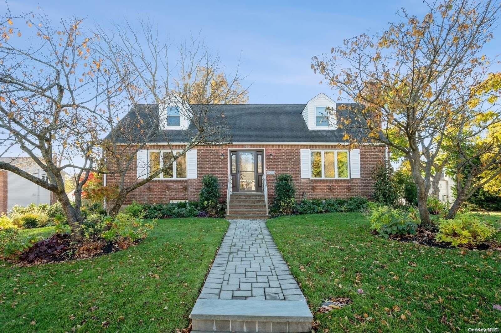 Property Photo:  15 North Drive  NY 11040 