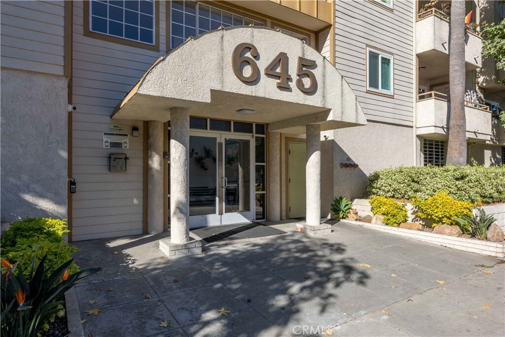 Property Photo:  645 Chestnut Avenue 106  CA 90802 