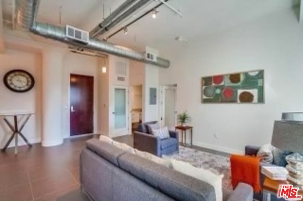 Property Photo:  939 S Broadway 102  CA 90015 