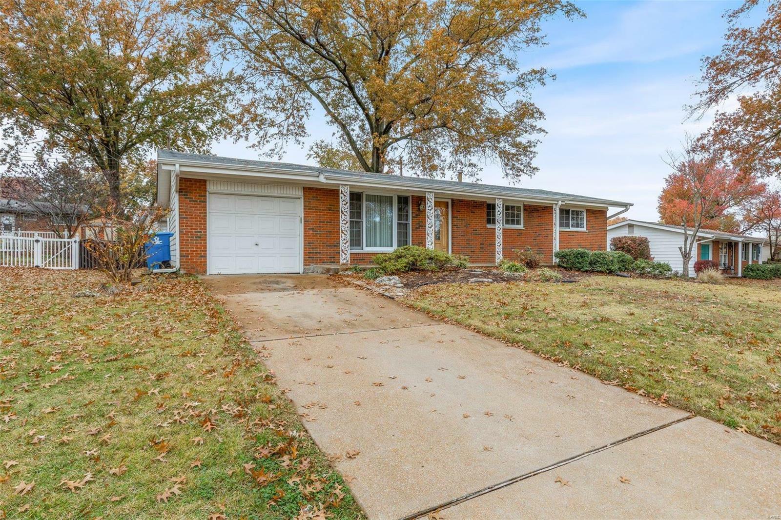 2811 Woodbury Drive  St Louis MO 63125 photo